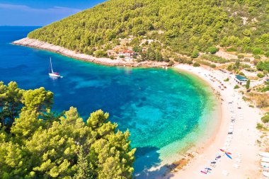 Korcula. Croati Takımadası 'nın güneyindeki Pupnatska Luka Koyu' ndaki Korcula adasının hava manzarası