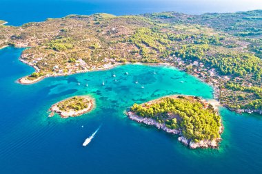 Korcula adasındaki Gradina Koyu 'nun havadan görünüşü, Dalmaçya Takımadası, Croati