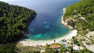Korcula. Hırvatistan 'ın güneyindeki Dalmaçya takımadası Pupnatska Luka Koyu' ndaki Korcula adasının hava manzarası