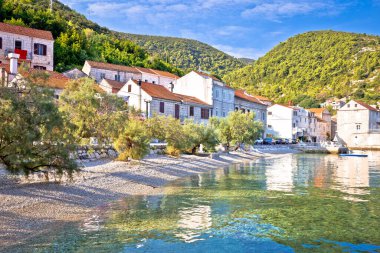 Hırvatistan 'ın güney Dalmaçya bölgesinde, Korcula adası kıyısı manzaralı Idyllic sahil köyü Racisce