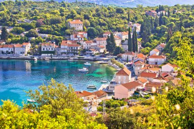 Korcula. Croati 'nin güney Dalmaçya bölgesinde Korcula adası hava manzaralı Idyllic kıyı köyü Racisce