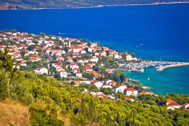 Hırvatistan 'ın güney Dalmaçya bölgesindeki tepeden Peljesac yarımadasındaki Orebiç kasabası manzarası