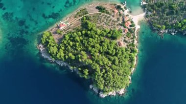Hırvatistan 'ın güney Dalmaçya adası takımadası Vela Luka yakınlarındaki Korcula Adası manzarası ve turkuaz Gradina Koyu' nun hava görüntüleri