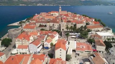 Hırvatistan 'ın güneyindeki takımadalarda yer alan tarihi Korcula kasabası panoramik manzara