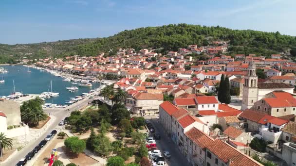 Πόλη του Vela Luka στον πύργο της εκκλησίας του νησιού Korcula και εναέρια λήψη μη επανδρωμένου αεροσκάφους ακτογραμμής, αρχιπέλαγος της νότιας Δαλματίας, Κροατία — Αρχείο Βίντεο