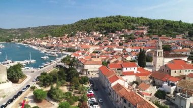 Korcula adası kilise kulesindeki Vela Luka kasabası ve Hırvatistan 'ın güney Dalmaçya adalarının kıyı şeridi insansız hava aracı görüntüleri, takımadaları
