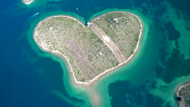 Srdce ve tvaru ostrova Galesnjak v Zadaru souostroví letecké drone pohled, Dalmácie region Chorvatska — Stock video