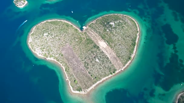 クロアチアのダルマチア地方ザダル諸島の空中ドローンビューのGalesnjakのハート型の島 — ストック動画