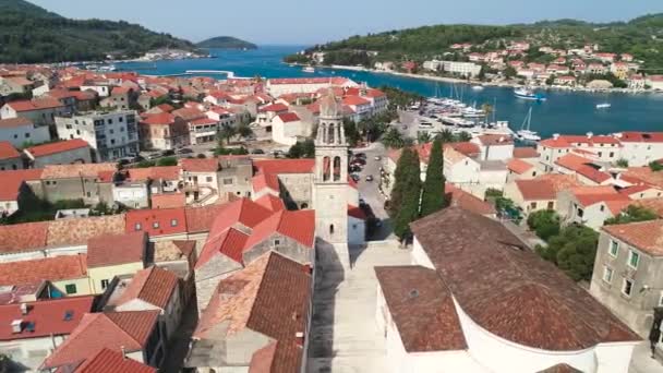 Město Vela Luka na ostrově Korčula věž kostela a pobřeží letecké drone záběry, souostroví jižní Dalmácie, Chorvatsko — Stock video