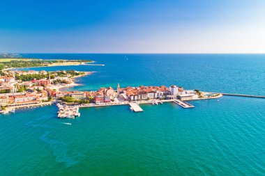 Umag tarihi kıyı şeridi mimari manzarası yukarıdan, Istria bölgesi takımadası, Croati