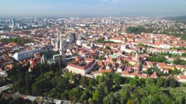 Zagreb 'in tarihi kent merkezi hava görüntüleri, Hırvatistan' ın ünlü başkentinin simgeleri
