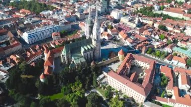 Zagreb 'in tarihi kent merkezi hava görüntüleri, Hırvatistan' ın ünlü başkentinin simgeleri