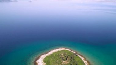 Hırvatistan 'ın Zadar Rivierası' ndaki ıssız adanın üzerinde uçan hava aracı