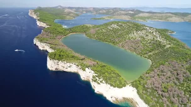 Telascica körfezi kayalıkları ve Mir Gölü insansız hava aracı görüntüleri, Hırvatistan 'ın Dalmaçya bölgesi — Stok video
