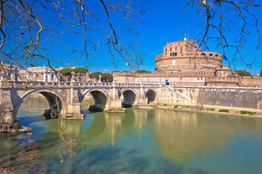 Castel Sant Angelo ya da İtal 'ın başkenti Roma' daki Hadrian ve Tiber nehir köprüsü mozolesi.