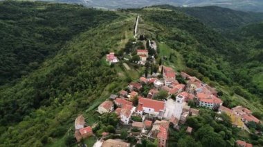 Oprtalj. Yeşil manzaralı Oprtalj 'ın Idyllic Hill köyü. Hırvatistan 'ın İstria bölgesi.
