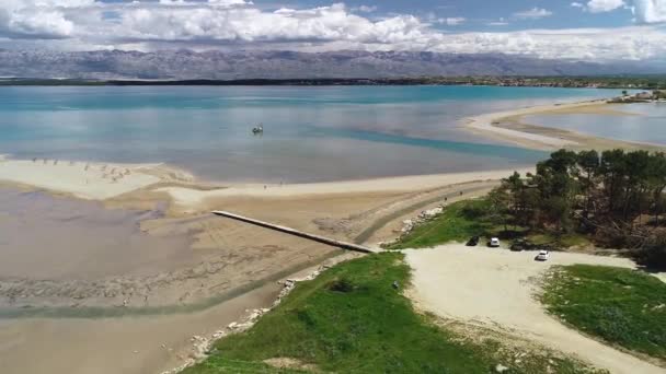 Nin, Chorwacja. Plaża Królowej w Nin piaskownicy widok z lotu ptaka, Velebit tło górskie, Dalmacja region Chorwacji — Wideo stockowe