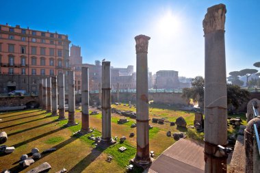 Roma. Roma 'nın antik Trajans Forum Meydanı. Güneş manzarası. Antik ebedi şehrin kalıntıları.