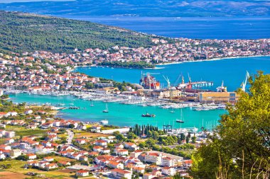 Trogir Riviera. Troagir körfezi ve Ciovo adası Croati 'nin Dalmaçya bölgesindeki tepenin manzarası