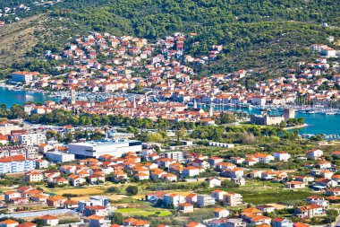 Trogir Riviera. Hırvatistan 'ın Dalmaçya bölgesindeki tepeden Trogir manzarası