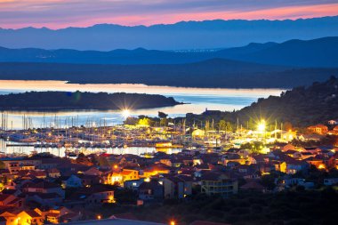 Cinayet adası. Renkli Murter takımadaları, gün batımı, Dalmaçya, Croati 'de turist yelkenciliği.
