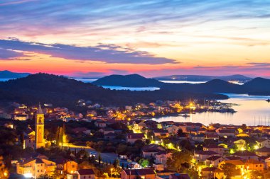 Cinayet adası. Hırvatistan 'ın Dalmaçya kentinde Murter takımadası manzaralı renkli bir gün batımı, turizm beldesi