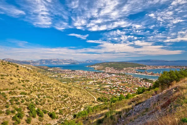 트로기르 리비에라 언덕에서 크로아티아 달마티아 지역의 트로기르 만으로 보이는 — 스톡 사진