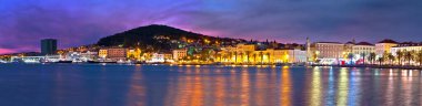 Rıhtım ve Marjan tepesi renkli alacakaranlık panoramik manzarası, Croati Dalmaçya bölgesi