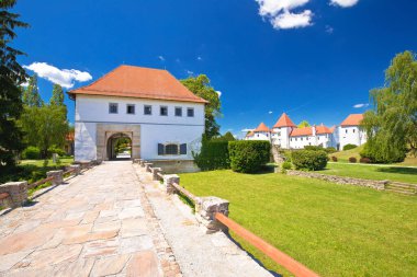 Varazdin. Varazdin parkının eski kapısı ve Hırvatistan 'ın kuzeyindeki kent manzarası
