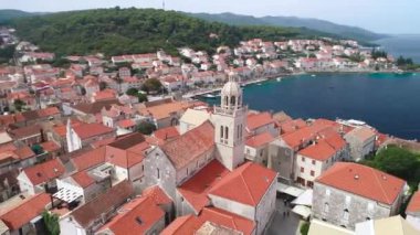Hırvatistan 'ın güneyindeki takımadalarda yer alan tarihi Korcula kasabası panoramik manzara