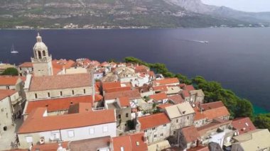 Hırvatistan 'ın güneyindeki takımadalarda yer alan tarihi Korcula kasabası panoramik manzara