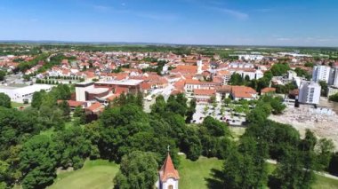 Cakovec kasabası çatıları ve yeşil park hava manzarası, kuzey Hırvatistan 'ın Medjimurje bölgesi