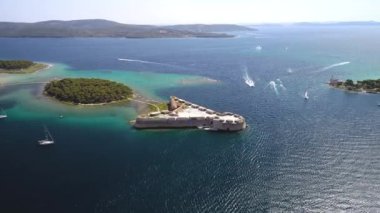 Sibenik körfezi girişine bakan Saint Nikola kalesi, yelkenli istilası, takımada od Dalmaçya, Hırvatistan
