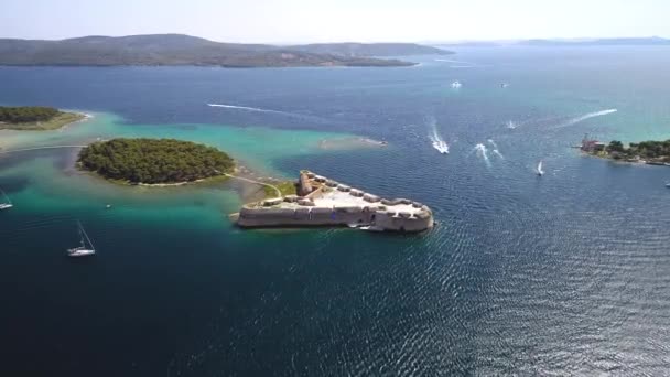 Twierdza św. Mikołaja z widokiem na wejście do zatoki Sibenik, żeglarstwo, archipelag Dalmacji, Chorwacja — Wideo stockowe