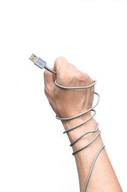 USB kablosu tutan el.
