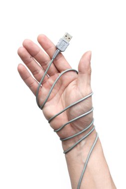 USB kablosu tutan el.