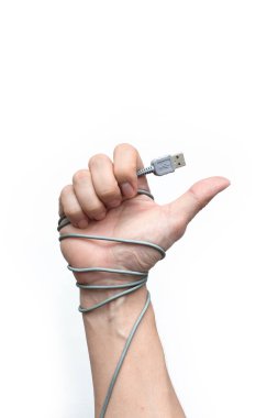 USB kablosu tutan el.