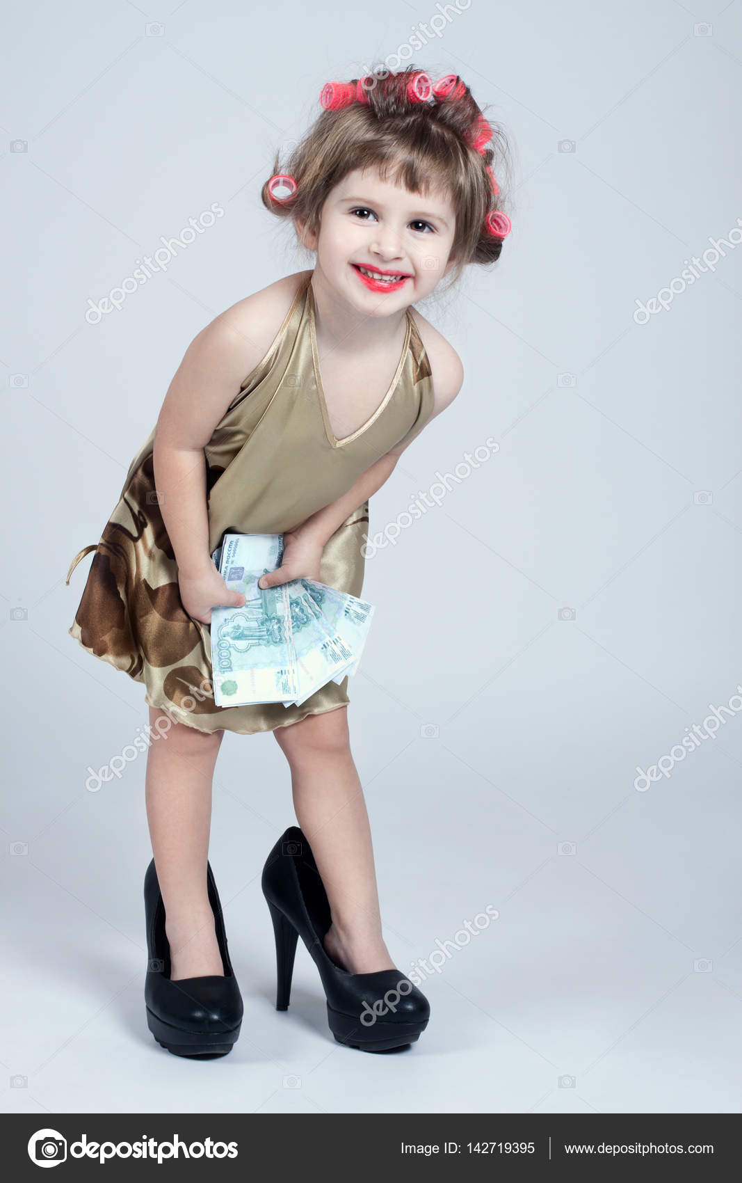 Маленькая девочка в маминых туфлях