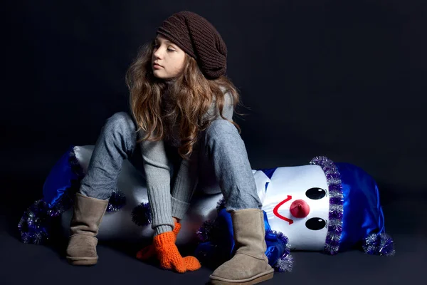 Lány és hóember — Stock Fotó
