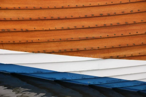 Vista da vicino dello scafo di una barca da pesca — Foto Stock