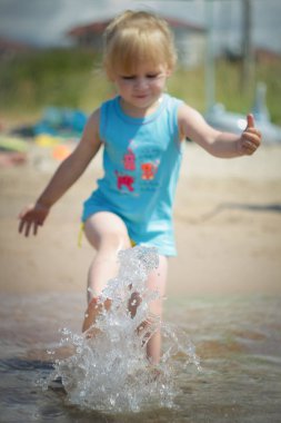 Küçük kız yaz aylarında su squirts