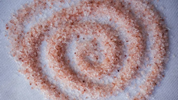 Himalaya pembe tuz beyaz tablo makro üzerinde