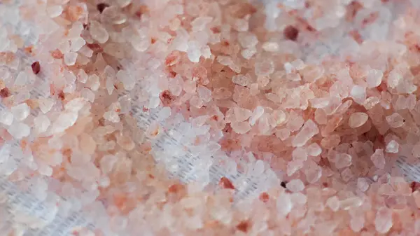 Himalaya pembe tuz beyaz tablo makro üzerinde