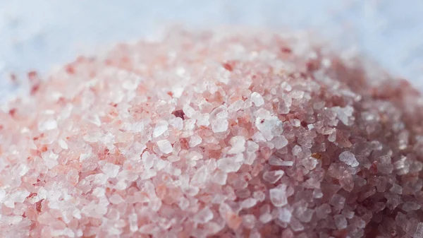 Himalaya pembe tuz beyaz tablo makro üzerinde