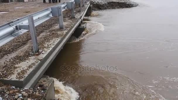 Sungai mengalir di bawah jembatan yang rusak . — Stok Video