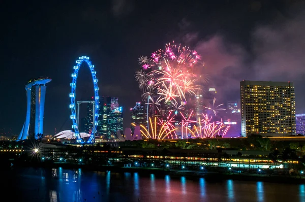 2017-07-15 vuurwerk Singapore nationale feestdag repetitie Stockfoto