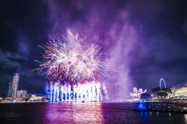 2020-01-01 Singapur Yeni Gün Havai fişekleri