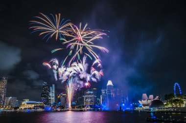 2020-01-01 Singapur Yeni Gün Havai fişekleri