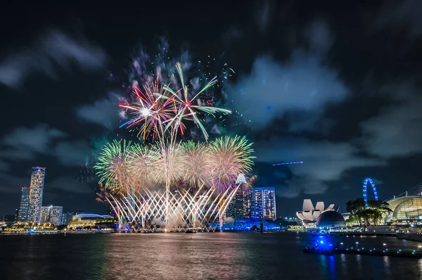 2020-01-01 Singapur Yeni Gün Havai fişekleri