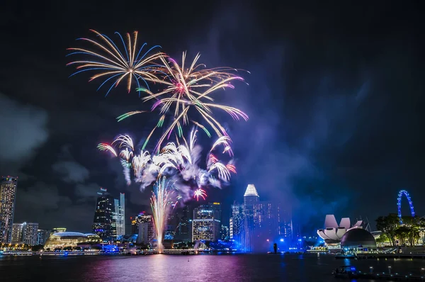 2020-01-01 Singapur Yeni Gün Havai fişekleri